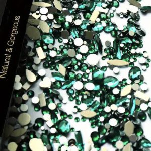 Strasuri pietricele cristale diverse forme si marimi - verde 150 buc.